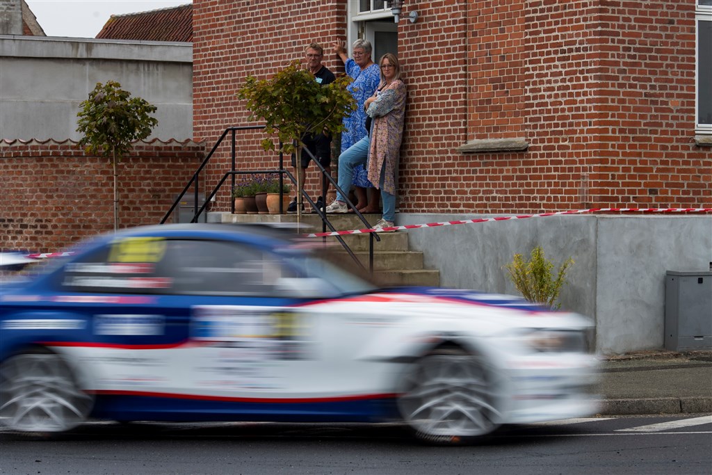 Borgerne i Juelsminde oplevede for andet år i træk rally fra første parket – eller hovedtrappen – i Juelsmindes gader.
(Foto: Jokum Tord Larsen)